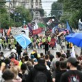AP: Hiljade ljudi uprkos jakoj kiši protestuju u Beogradu zbog represije nad univerzitetima