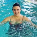 (Foto) Milica Milša se skinula pa uskočila u bazen: Glumica (57) se brčka u kupaćem, pokazala gde uživa - Pravi raj na zemlji…