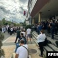 Sukob policije i demonstranata ispred zgrade suda u Novom Pazaru