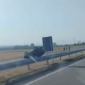 Automobil se prevrnuo na krov: Teška nesreća na auto - putu kod Lipovice: Stvaraju se zastoji (foto, video)