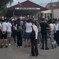 Privedena profesorka niške gimnazije zbog zaštite đaka, ispred škole protest