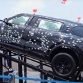 Blindirani VinFast Lạc Hồng 900 LX izdržao eksplozije ručnih bombi i "kišu" metaka