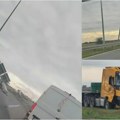 (VIDEO) Kamion udario u stub na auto-putu ka Novom Sadu, konstrukcija sa tablom pala na kolovoz