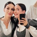 (Foto) "Koliko ličite, kao sestre": Sloboda Mićalović pozirala u hit izdanju sa koleginicom koja je dugo živela van Srbije…