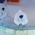 Filmska pljačka zlatare u prestonici: Lopovi sekirama sve porazbijali i za nekoliko sekundi oteli nakit