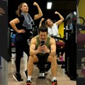 Sa ženom radi vežbe u teretani Nikola Rokvić i Bojana se preznojili na treningu, pa pozirali zajedno: Sve puca od mišića (foto)…