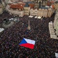 Више десетина хиљада Чеха у знак подршке председнику Петру Павелу