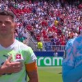 Granit Džaka ne peva himnu Švajcarske: kapitenska traka oko ruke, ali ni da zucne