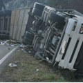 Teška saobraćajna nesreća, sudarili se kamion i automobil