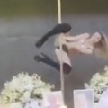 Striptizeta zaplesala oko šipke na sahrani! Razlog je nesvakidašnji, pogrebnik u šoku: Mislio je da je video sve - otkriveno…