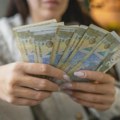 Počela isplata 6.000 dinara: Ko dobija novac danas, a ko čeka sredu
