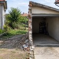 Svađa oko međe otišla predaleko! Uzeo testeru i prepolovio komšijinu garažu: Šest godina kasnije usledio šokantan obrt (foto)…