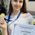 Zlatna Simona Baćović Najbolja na državnim takmičenjima iz matematike, fizike i horskog pevanja; zbog medalja ne propušta…
