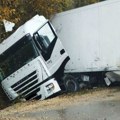 Nesreća na putu Brčko- Šamac: Kamion sletio sa puta, povređen vozač
