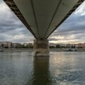 Mladić u Novom Sadu pao sa mosta Duga u u Dunav, vraćao se iz izlaska, šetao po ogradi, pa se okliznuo