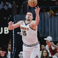 NBA: Jokić do tripl-dabla za tri četvrtine, surovi Džejms bolji od Karija (VIDEO)