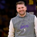 Luka Dončić nosi detalj vredan 340.000$: Obukao sivu majicu i farmerke, a zbog ove "sitnice" pričaju o njemu