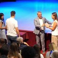 Uručene nagrade čačanskim vukovcima, deo učenika odbio da se rukuje sa gradonačelnikom