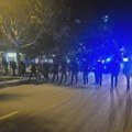 Napeto tokom noći u Novom Sadu: Policija potiskivala građane, oni pevali himnu, ometana reporterka N1