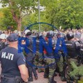 Zaječar pod opsadom: Jake snage policije obezbeđuju održavanje konstitutivne sednice, u sali zbog tenzija angažovano i…