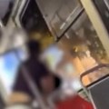 (Video) Tuča u tramvaju u Beogradu: "Zovi policiju, udario me je opet!": Muškarac napao mladića, letele patike, putnici nemo…