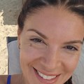 Sanja Kužet (42) grli sina na plaži: Tri puta se porađala, a izgleda kao devojka: Voditeljka bez trunke šminke blista