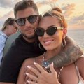 Smuvala pet godina mlađeg pevača: Skinula se u srebrni bikini i niko ne može da skloni pogled od njenih grudi (foto)