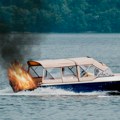 Eksplodirao turistički brod! Osam ljudi povređeno, vatrogasci sa obale pokušali da obuzdaju plamen