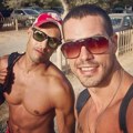Smuvao kaju ostojić, pa zavoleo muškarce! U rijalitiju ludeo za pevačicom, otišao u London i našao muža! Evo gde je danas…