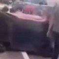 (Video) Automobil "zapeo" za ivičnjak pa se prevrnuo: Karambol usred centra Novog Sada: Građani ga vraćali na točkove