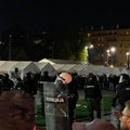 Haos ispred Skupštine Srbije: Policija sprečila masovnu tuču dve grupe građana (Foto)
