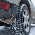 I očišćen asfalt zimi može da zavara! Kako pravilno kočiti po ledu i snegu, ali i šta da radite ako vam auto prokliza
