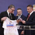 Vučić od vaterpolista dobio majicu s autogramima: "Nisam očekivao zlato, zato sam još srećniji"