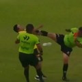 Sudija brutalno nokautirao trenera! Nestvarne scene na fudbalskoj utakmici! Džeki Čen arbitar uništio pomoćnika jednim potezom…