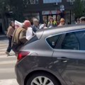 MUP o incidentu kod Pravnog fakulteta: Uhapšen vozač koji je automobilom probio blokadu i udario 90-godišnjeg muškarca -…