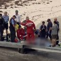 Velika bela ajkula dugačka 5 metara raskomadala muškarca u plićaku: Turisti gledali nemile scene, vrištao je (video)