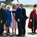 Ljudi umiru od smeha zbog frizure američke ambasadorke: "Šta god da koristi na kosi, trebalo mi je to da mi veza preživi"