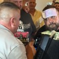 Evri padaju po podu, čovek ide i skuplja pare Ovoliki bakšiš mnogi nisu videli: Borko Radivojević podelio snimak sa privatnog…