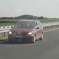 "Još jedna kamikaza vozi u kontra smeru!" Novi snimak bahate vožnje na auto-putu kod Loznice (video)