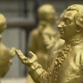 VIDEO: Stotine pozlaćenih figurica Mocarta postavljene širom Salcburga - neke već ukradene