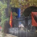 Novi udar na svetinje SPC na KiM: Na crkvenoj ogradi u Lipljanu okačene zastave tzv. OVK i Albanije