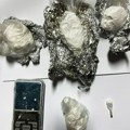 POLICIJA U SREMSKOJ MITROVICI PRONAŠLA AMFETAMIN: Pretresli automobil i kuću 33-godišnjaka