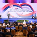 Predsednik Vučić uručuje odlikovanja