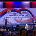 Predsednik Vučić uručuje odlikovanja