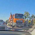 Gori kamion komunalnog preduzeća na magistrali kod Kragujevca
