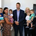 Kragujevčanka Jasmina Milovanović, majka trojki, uz subvencije države kupila stan: Petočlana porodica uskoro u novom domu