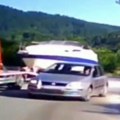 Tragedija izbegnuta u poslednjem trenutku: Pogledajte jezivi snimak bahate vožnje iz Crne Gore (video)