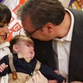 Vučić sa porodicom Janković i malim Lazarom – hiljaditom bebom rođenom u porodilištu u Pasjanu