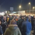 Građani niškog naselja Delijski Vis ponovo blokirali saobraćaj na putu Niš- Niška Banja- traže asfalt i kanalizaciju