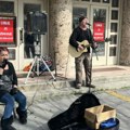 Sunce i ulični svirači: Građani Zrenjanina uz Ivanu i Putu uživaju u hitovima (video)